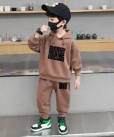 طقم ولادي من 2 قطع بلوفر مع غطاء الراس نمط حروف &amp, بنطلون