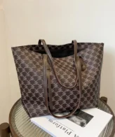 حقيبة كتف كبيرة للسيدات على مقبض بتصميم انيق وجذاب