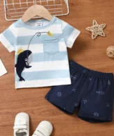 طقم ولادي انيق مكون من قطعتين تي شيرت  بأكمام قصيرة  وشورت للاطفال الصغار