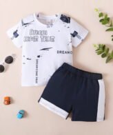 طقم ولادي راقي وجذاب مكون من قطعتين تي شيرت بأكمام قصيرة وشورت نمط حروف