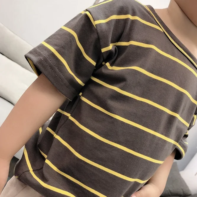 ⁦طقم ولادي راقي مكون من قطعتين  تي شيرت مخطط وشورت⁩ - الصورة ⁦7⁩