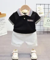 طقم ولادي انيق مكون من قطعتين تي شيرت بياقة وقصيرة الأكمام مع شورت