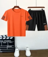 طقم ولادي رياضي مكون من قطعتين تي شيرت بأكمام قصيرة وشورت نمط مخطط رياضي