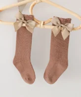 جوارب أطفال انيقة، طويلة إلى الركب مزينة بفيونكة