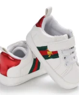 حذاء رياضي حديث للاطفال الرضع برباط وشريط من الامام