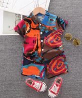 طقم ولادي انيق مكون من قطعتين شميز بأكمام قصيرة وشورت