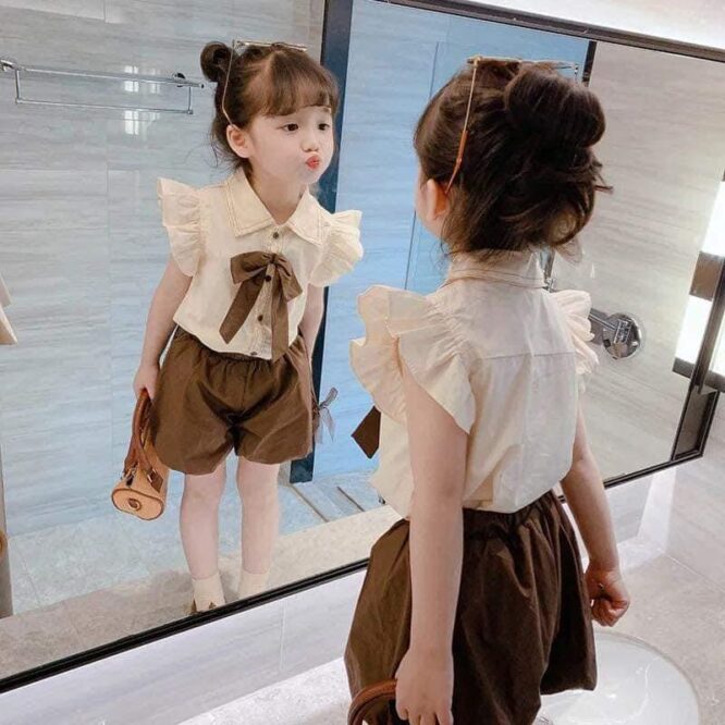 طقم بناتي انيق مكون من قطعتين شميز بدون أكمام مزين بفيونكة وشورت قصير مزين بفيونكة على الجوانب