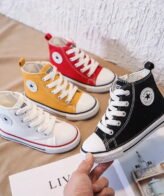 حذاء رياضي بشريط سحاب في الجانب