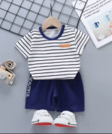 طقم شورت ولادي مكون من قطعتين تي شيرت نمط مخطط وشورت