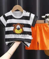 طقم ولادي شورت مكون من قطعتين تي شرت وشورت