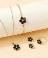 مجموعة مجوهرات على شكل زهرة مكونة من سوار وقلادة واقراط وخاتم