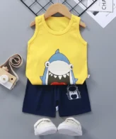 طقم ولادي مكون من قطعتين تي شرت بدون أكمام وشورت بنمط رسمة كرتونية