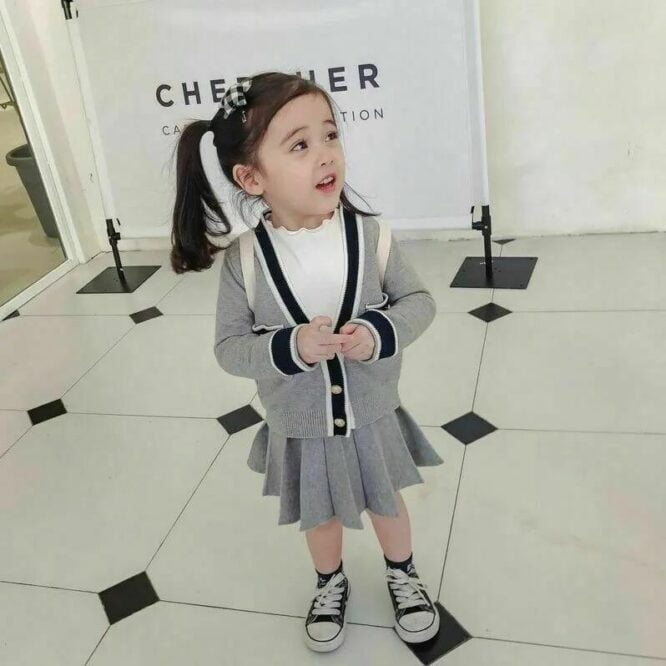 ⁦طقم بناتي راقي من قطعتين بلوزة بأكمام طويلة وتنورة⁩ - الصورة ⁦8⁩