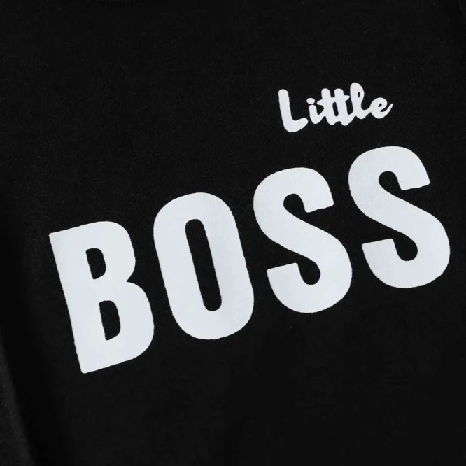 ⁦طقم ولادي مكون من قطعتين تي شيرت بياقة دائرية وأكمام طويلة من LITTLE BOSS وسروال⁩ - الصورة ⁦4⁩