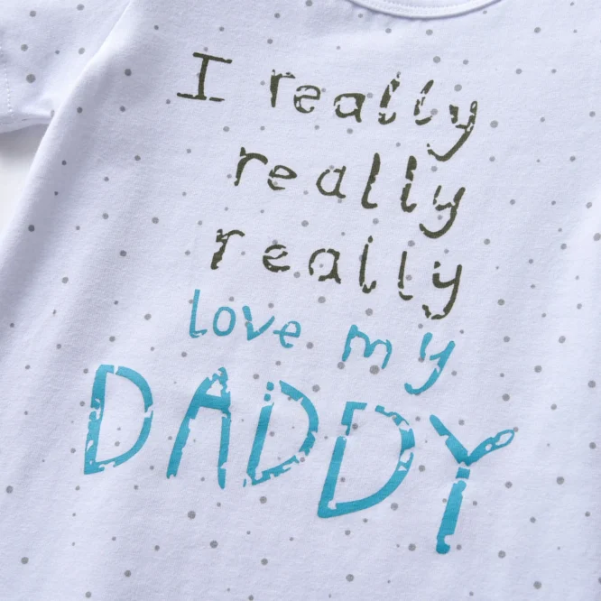 ⁦رومبير بأكمام قصيرة من القطن مطبوعة عليها love my daddy⁩ - الصورة ⁦4⁩