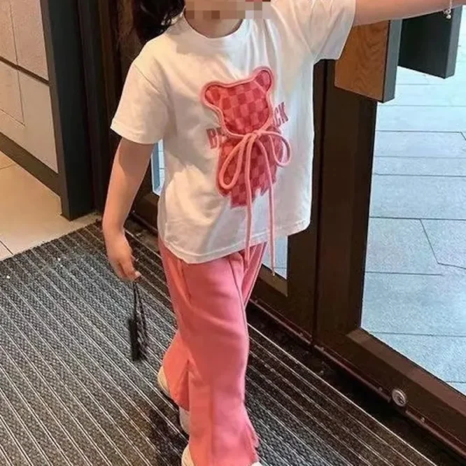 ⁦طقم بناتي فخم من تي شيرت نمط الدب وسروال واسع⁩ - الصورة ⁦4⁩
