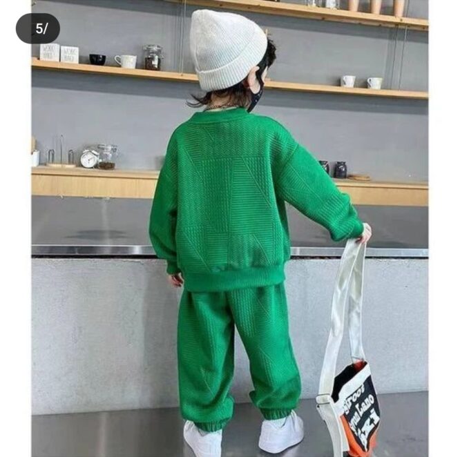 ⁦طقم أنيق مكون من قطعتين بلوفر بأكمام طويلة وبنطلون مناسب لأيام الشتاء الباردة⁩ - الصورة ⁦5⁩