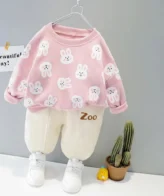 طقم حديث وعصري مكون من بلوفر بأكمام طويلة نمط رسومات كرتون وبنطلون سادة