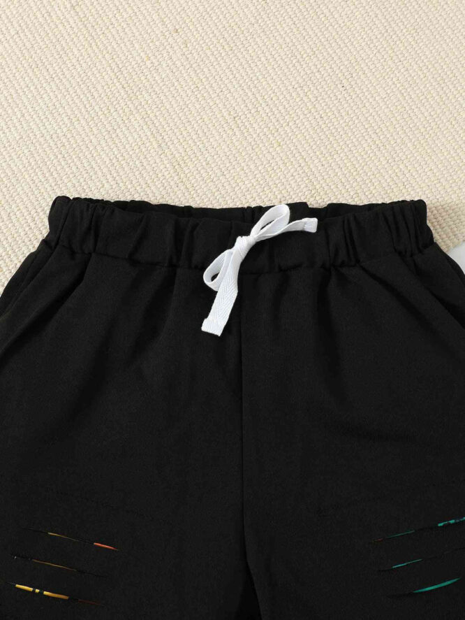 ⁦طقم أنيق وراقي مكون من تيشيرت بأكمام قصيرة نمط حروف وشورت بتصميم رائع للأولاد الصغار⁩ - الصورة ⁦5⁩