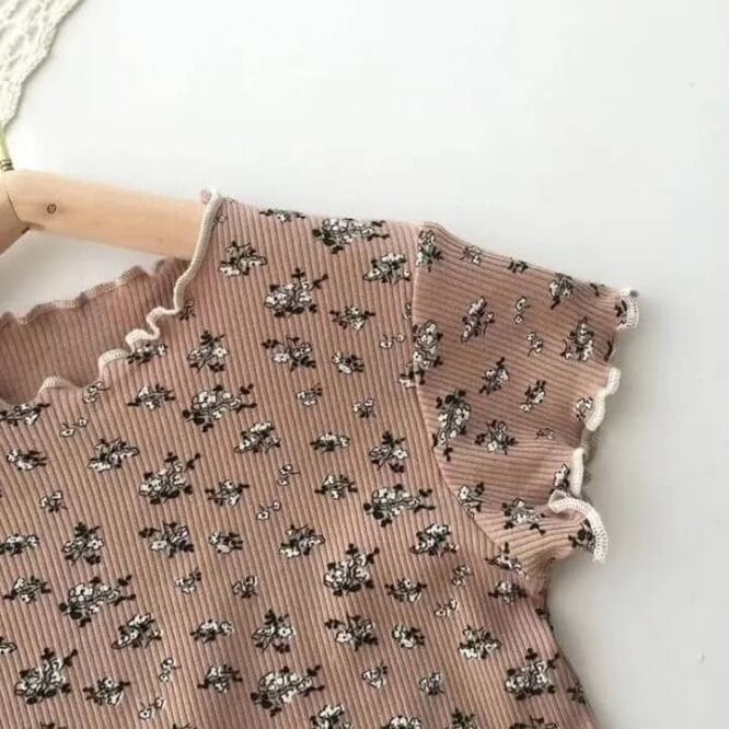 ⁦طقم بيجاما ناعم ومريح مكون من بلوزة بأكمام قصيرة وسروال⁩ - الصورة ⁦3⁩