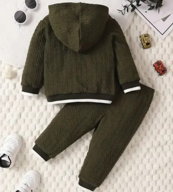 ⁦طقم كاجوال ولادي مكون من هودي وبنطلون بتصميم حديث وعصري⁩ - الصورة ⁦2⁩