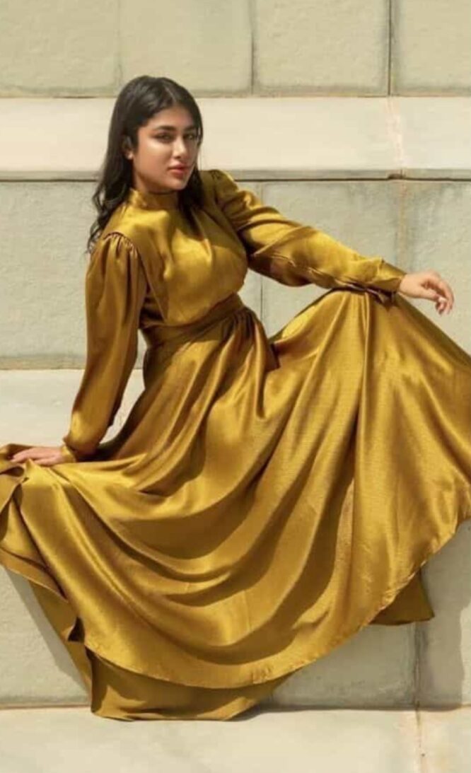 فستان سادة بأكمام طويلة وياقة مرتفعة للفتيات الصغيرات