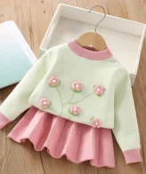 طقم مكون من بلوزة محبوكة بأكمام طويلة مزينة بورود وتنورة أنيقة للفتيات