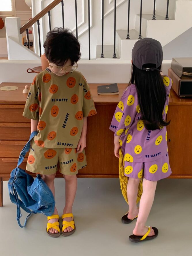 ⁦طقم فاخر مكون من تيشيرت بأكمام قصيرة وشورت نمط لطيف للأولاد والبنات⁩ - الصورة ⁦4⁩