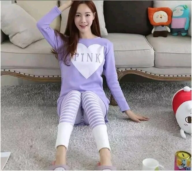 ⁦طقم بيجاما نسائي مكون من بلوزة بأكمام طويلة وسروال مخطط⁩ - الصورة ⁦8⁩