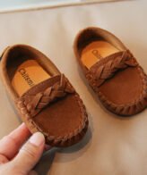 حذاء مسطح بتصميم فاخر للأولاد