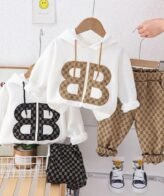 طقم كاجول باكمام طويلة مكون بلوفر مع غطاء للرأس وبنطلون من أرقى الموديلات