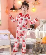 طقم بيجاما لطيف مكون من بلوزة بأكمام طويلة وسروال نمط فراولة