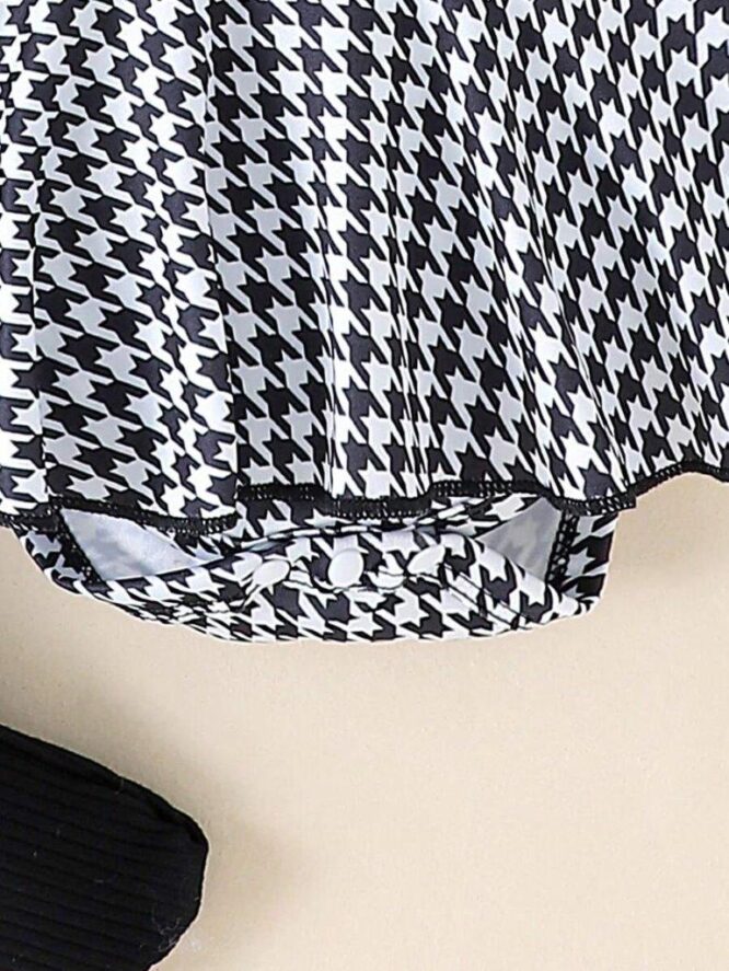 ⁦طقم مواليد فاخر مكون من فستان بأكمام طويلة مزين بكشكشة على الأكتاف وربطة شعر وجوارب طويلة للركبة مزينة بفيونكة رائعة للفتيات الرضع⁩ - الصورة ⁦6⁩