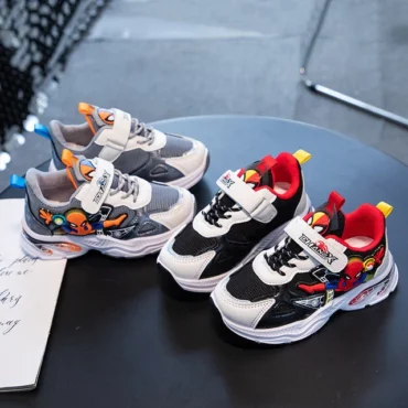 حذاء رياضي فاخر نمط سبايدر مان للأولاد الصغار