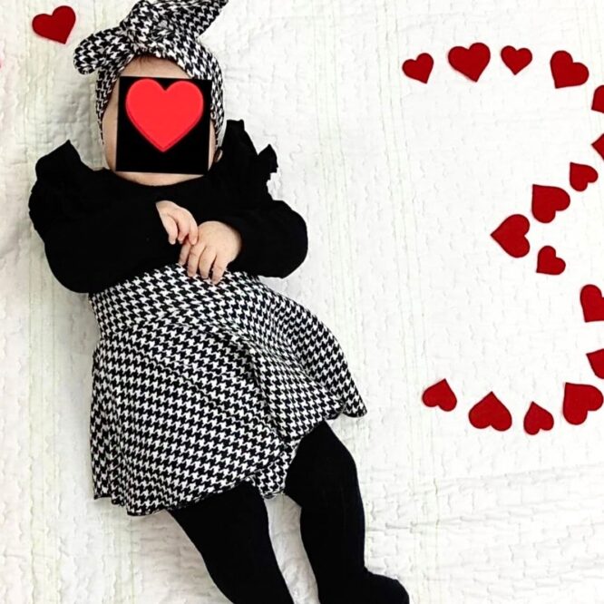⁦طقم مواليد فاخر مكون من فستان بأكمام طويلة مزين بكشكشة على الأكتاف وربطة شعر وجوارب طويلة للركبة مزينة بفيونكة رائعة للفتيات الرضع⁩ - الصورة ⁦8⁩