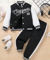 طقم مكون من جاكيت بأكمام طويلة على جيوب أمامية وبنطلون نمط حروف للأولاد الصغار
