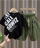 طقم ولادي مكون من قطعتين تي شيرت نمط حروف وشورت جينز