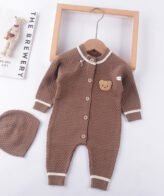 أفرول قطني محبوك مع قبعة بأزرار أمامية للأطفال الرضع