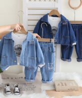 طقم حديث يتكون من 3 قطع، فنيلا بأكمام طويلة وجاكيت جينز بأكمام طويلة وبنطلون جينز للأولاد الصغار