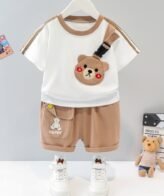 طقم ولادي يتكون من تي شيرت وشورت نمط دب للأولاد الصغار