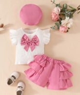 طقم بناتي مميز يتكون من بلوزة بأكمام قصيرة مزينة بفيونكة عليها حبات اللؤلؤ الفاخرة وشورت بجوانب مكشكشة وقبعة للفتيات الصغيرات