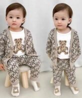 طقم فاخر مكون من 3 قطع جاكيت وفنيلا وبنطلون بتصميم رائع