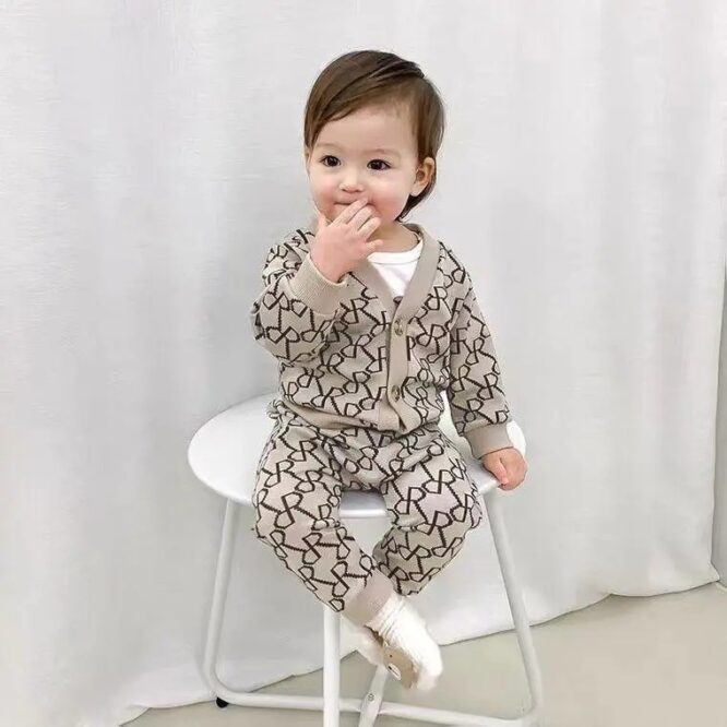 ⁦طقم فاخر مكون من 3 قطع جاكيت وفنيلا وبنطلون بتصميم رائع⁩ - الصورة ⁦3⁩