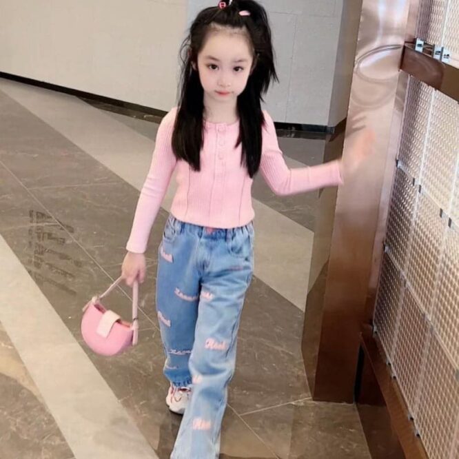 ⁦طقم بناتي فخم مكون من بلوزة وبنطلون جينز⁩ - الصورة ⁦3⁩