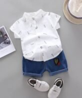 طقم ولادي يتكون من شميز بأكمام قصيرة وشورت جينز للأولاد الصغار