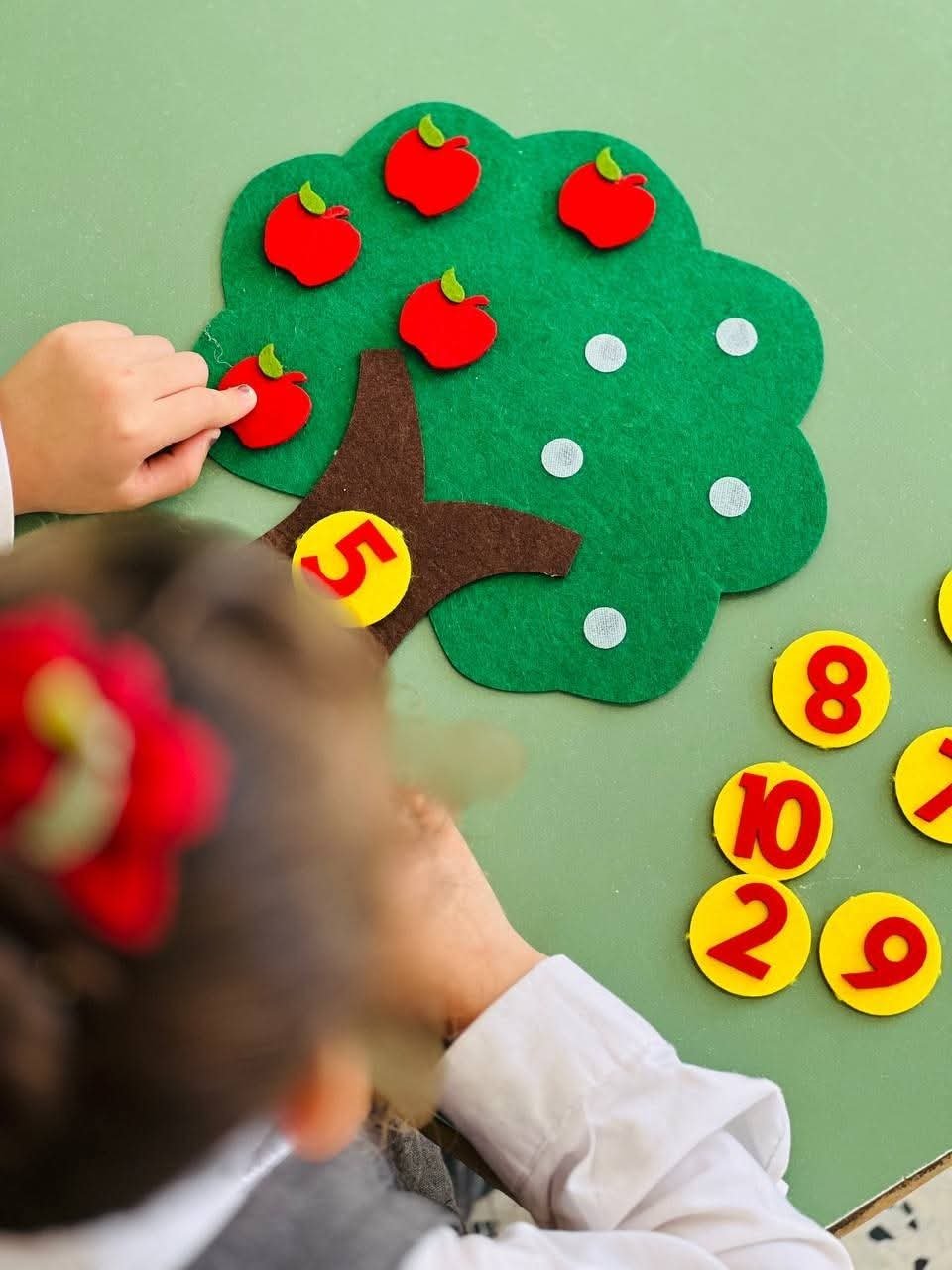 شجرة التفاح التعليمية للأرقام والعد مصممة من اللباد الناعم بألوان زاهية