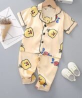 بيجاما نوم مكون من قميص بأكمام قصيرة وسروال بنمط لطيف