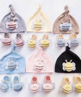 طقم قطني مكون من قبعة وجوارب بشكل النحلة