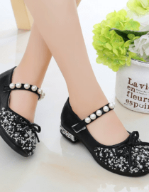 حذاء بناتي فاخر مع حزام بتصميم حديث