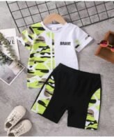 طقم ولادي أنيق مكون من تي شيرت وشورت